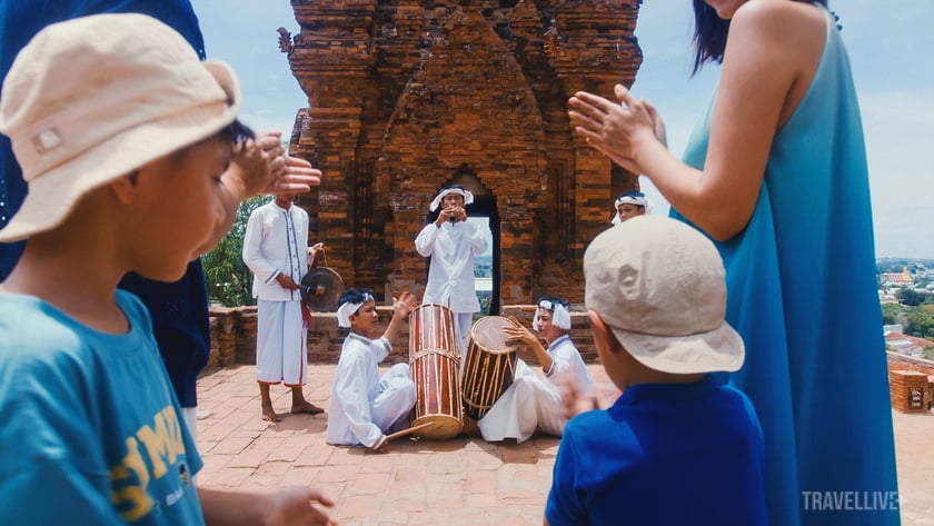 Cả gia đình hoà nhịp cùng những điệu nhảy của người Chăm