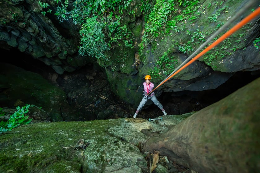 Trải nghiệm đu Zipline tại hố sụt Nightmare cao 60m