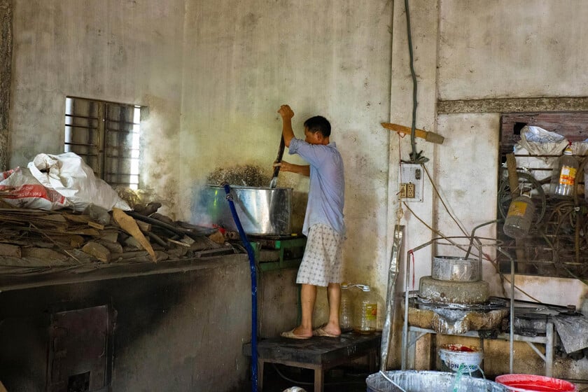 Ngày nay, mặc dù có sự hỗ trợ của máy móc công nghệ hiện đại, những công đoạn tạo nên hồn cốt của bánh đa Dụ Đại vẫn nằm ở bàn tay con người