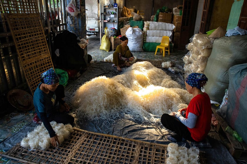 Làm bánh đa cũng có mùa vụ như làm ruộng, cuối năm là thời điểm cả thôn cùng tất bật làm bánh
