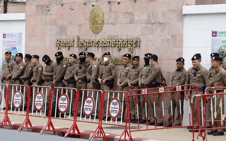 Trước đó, căng thẳng Campuchia - Thái Lan leo thang sau khi có thêm 5 binh sĩ Thái Lan bị thương do mìn, trong đó có một người bị thương nặng, tại khu vực biên giới tranh chấp ở tỉnh Ubon Ratchathani