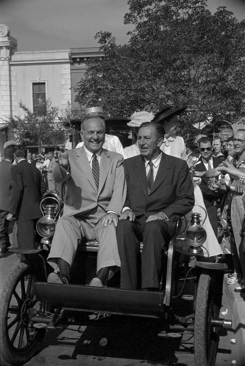 Thống đốc California Goodwin Knight (trái) và Walt Disney tham gia diễu hành trong ngày khai trương công viên