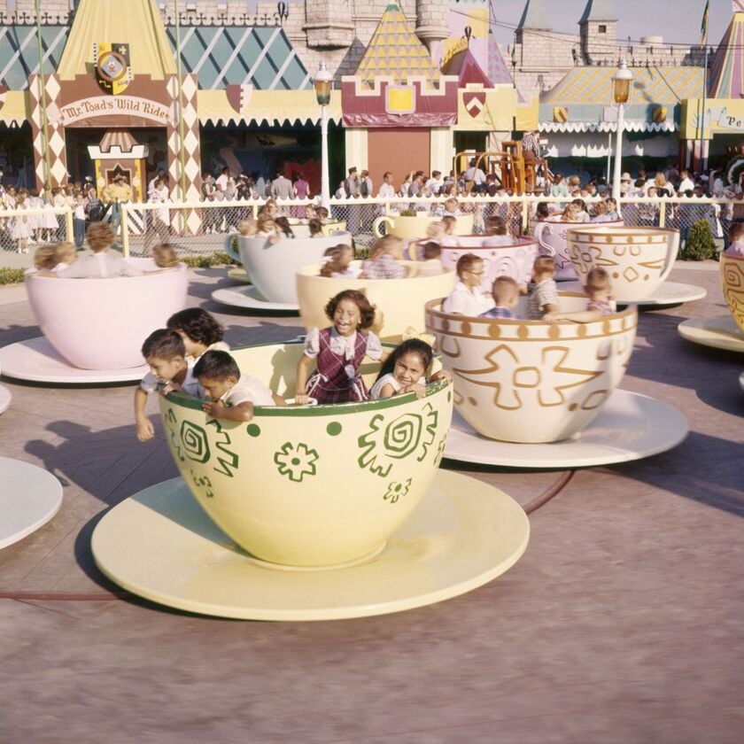 Trẻ em thích thú khi ngồi trong những tách trà xoay của trò chơi Mad Tea Party, được lấy cảm hứng từ cảnh tiệc trà của Mad Hatter trong “Alice ở xứ sở thần tiên”