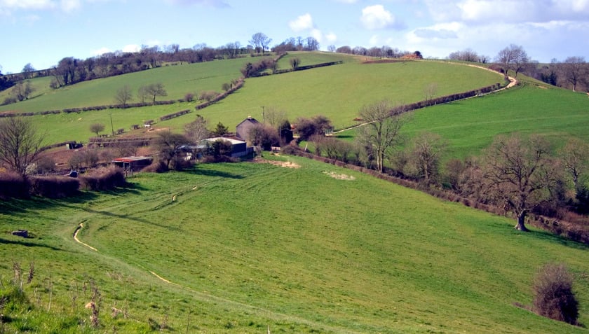 Cotswolds được bình chọn là Khu vực có Vẻ đẹp tự nhiên nổi bật (Area of Outstanding Nature Beauty) từ năm 1966, từng là nơi nghỉ dưỡng của tầng lớp quý tộc, hoàng tộc Anh ngày xưa
