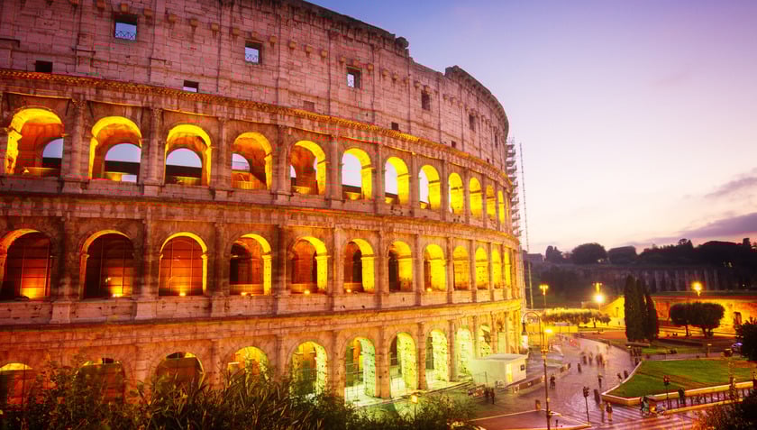 Chương trình này nằm trong nỗ lực rộng hơn của ngành văn hóa Italia nhằm mở rộng thời gian tham quan và giảm áp lực lên các điểm du lịch đông khách