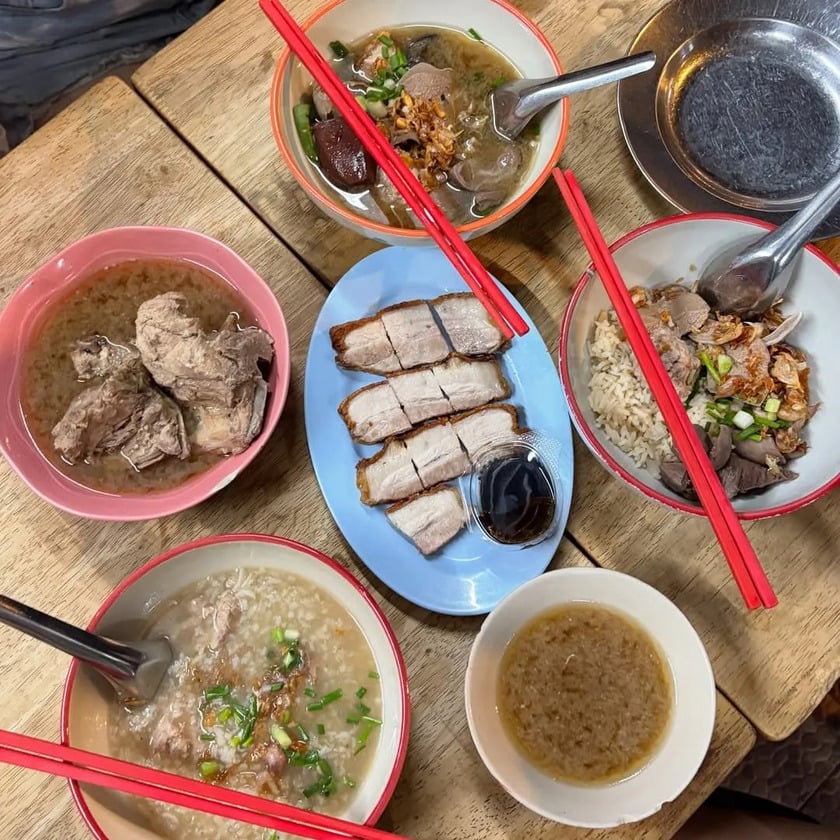 Với hơn 20 năm hoạt động nhà hàng này nổi tiếng với cơm sườn heo hầm và thịt heo giòn trứ danh, được xem là các món ăn “must-try” (phải thử) khi đặt chân đến vùng đất này