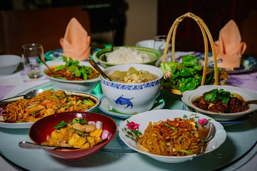 Khi đến đây, bạn có thể thử cá mú chiên giòn ăn kèm thịt lợn chiên giòn