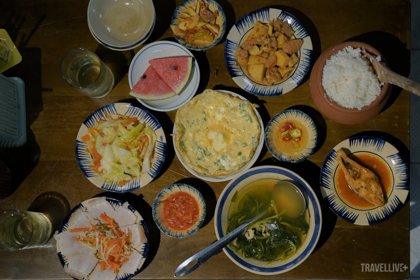 Thực đơn quán thường là những món người Huế ăn trong bữa cơm hằng ngày do chính tay ba mẹ chị Vân - chủ quán đi chợ và chế biến