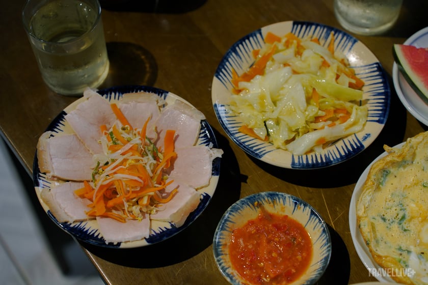 Thịt lợn luộc chấm tôm chua