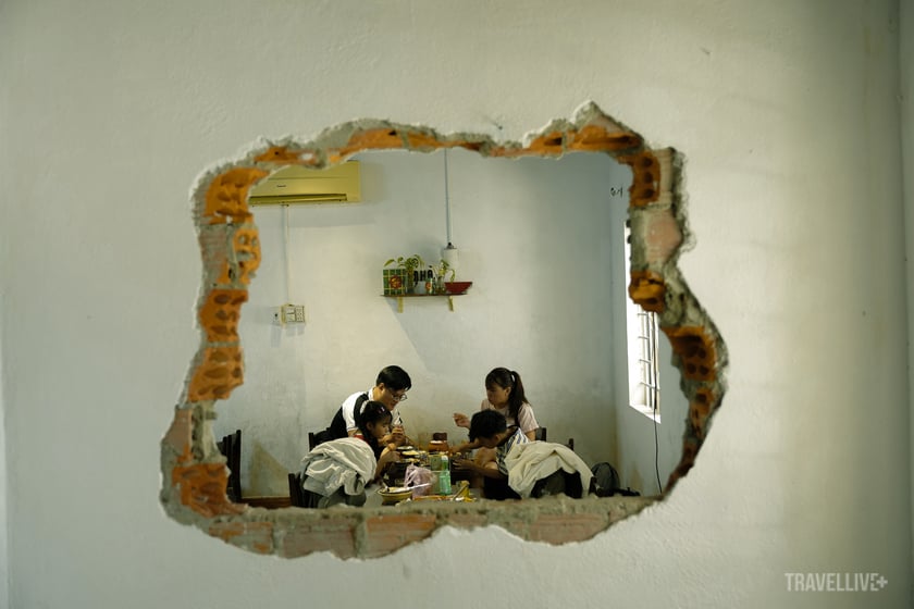 Không chỉ món ăn mà không khí gia đình cũng được tái hiện tại Cơm Nhà khi nhiều thực khách cùng gia đình đến đây thưởng thức
