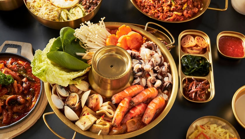 Chi phí nguyên liệu leo thang, giá nhân công tăng cao, trong khi công đoạn nấu nướng lại quá tỉ mỉ và đòi hỏi kỹ năng bếp núc truyền thống được cho là nguyên nhân chính