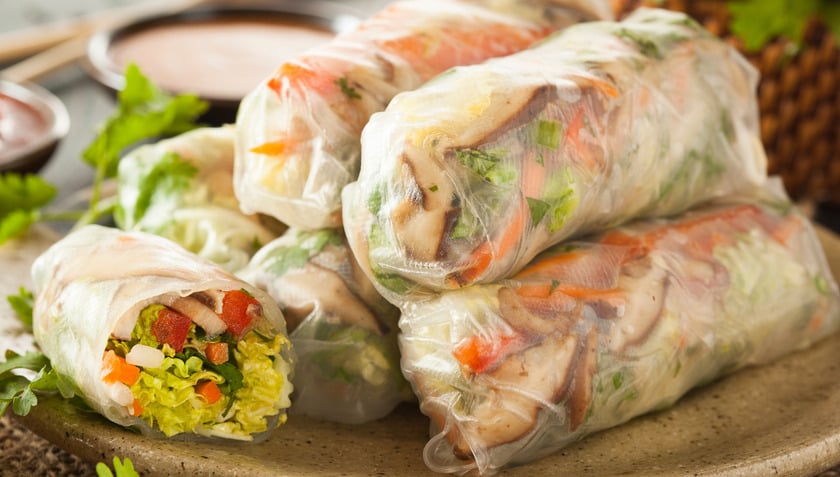 Gỏi cuốn chay là một món ăn làm cho những tín đồ ăn chay hoàn toàn bị thuyết phục bởi sự kết hợp hài hòa giữa các loại rau củ, nấm tươi ngon cùng nước sốt đậm đà, tạo nên hương vị thanh mát, thơm ngon