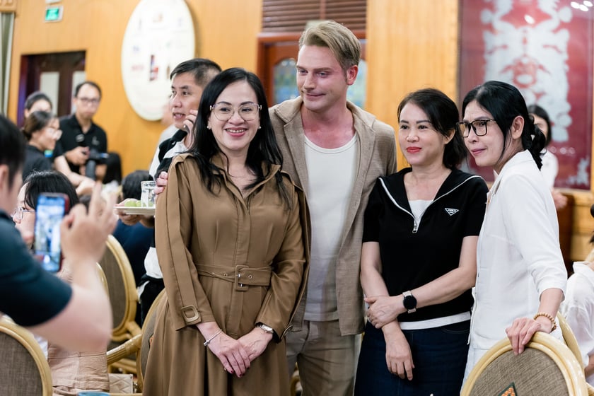 Ca sĩ Kyo York cùng bạn bè