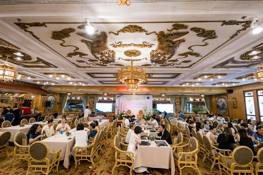 Không gian thưởng thức buffet chay trong sự kiện ẩm thực “Vu Lan Chay Lành - Mùa Ươm” tại nhà hàng Hoa Mai, khách sạn Rex Hotel Sài Gòn
