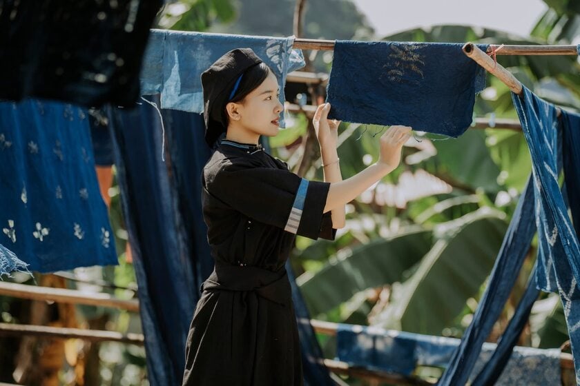 Từng rời bản lên phố, nay Trang trở về quê nhà, tiếp nối người bà, người mẹ giữ màu vải chàm của dân tộc