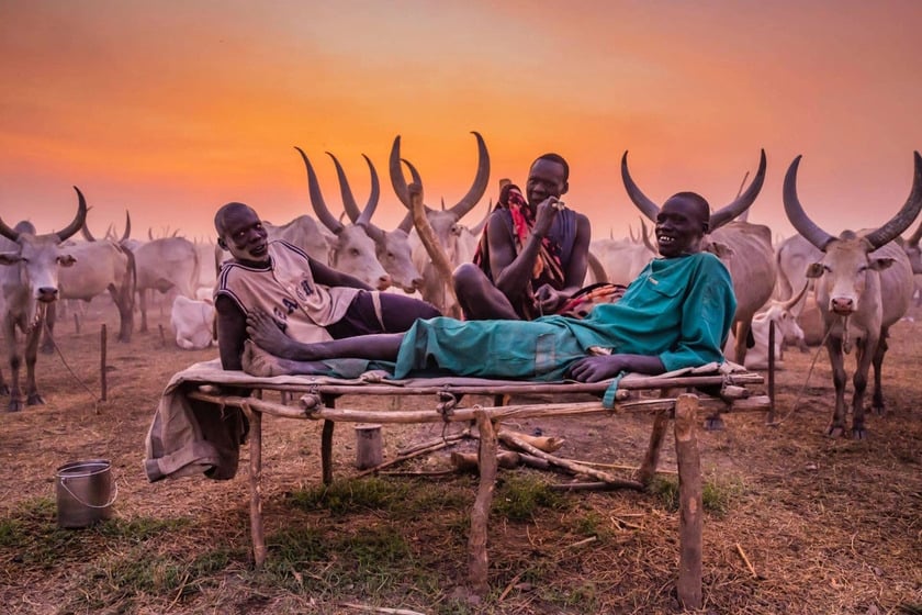 Mundari là nhóm dân tộc bản địa của thung lũng sông Nile. Do vùng đất của người Mundari được bao bọc bởi sông Nile, họ có điều kiện tốt để chăn nuôi nên từ lâu đã có truyền thống coi trọng gia súc, nhất là bò