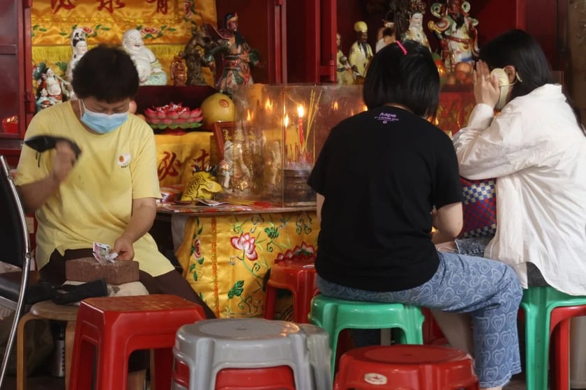 Trong lễ này, những nén hương và nến được thắp lên nhằm tạo không gian trang nghiêm và kỳ bí.