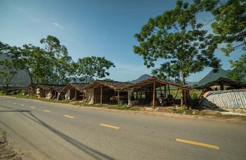 Những chiếc lán, trại hai bên đường dẫn vào làng đều được lợp ngói âm dương