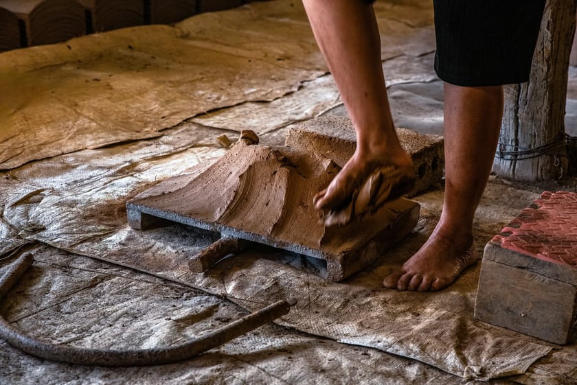 Thợ giẫm chân để đất được nén đều