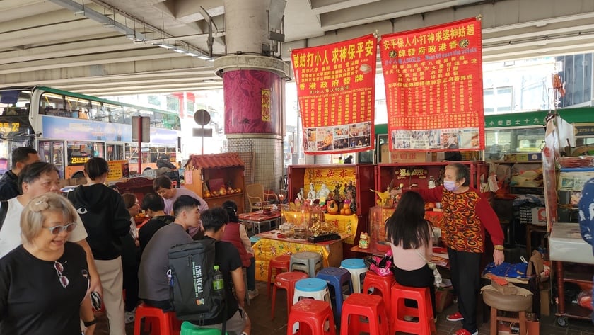 Dù cho cuộc sống hiện đại ngày càng phát triển, phong tục này vẫn được duy trì và trân trọng, không chỉ bởi người dân địa phương mà còn bởi những người từ khắp nơi trên thế giới đến thăm quan và tìm hiểu.