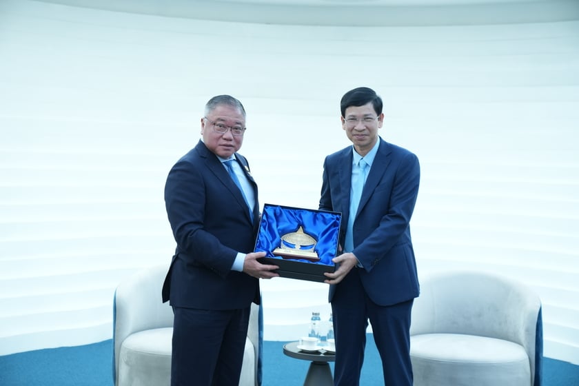 Ngài Dato’ Sri Tiong King Sing – Bộ trưởng Bộ Du lịch, Nghệ thuật và Văn hóa Malaysia cùng ông Hồ An Phong – Thứ trưởng Bộ Văn hóa, Thể thao và Du lịch trao quà nhằm thể hiện sự tin cậy, gắn kết và hướng tới phát triển bền vững