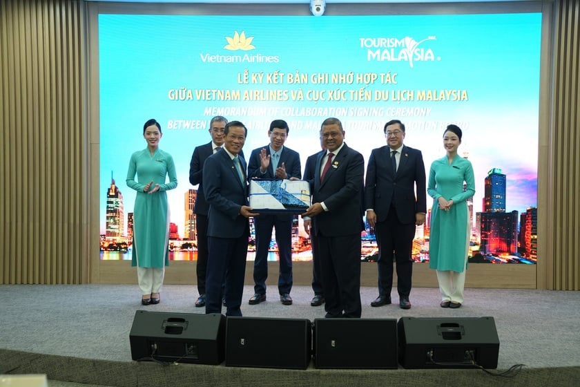 Tại buổi lễ, đại diện hai bên đã có phát biểu và trao tặng quà lưu niệm, thể hiện thiện chí hợp tác lâu dài giữa hai quốc gia