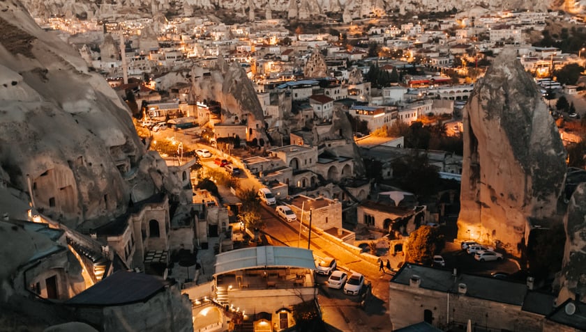 Điểm đặc biệt nhất của Cappadocia chính là đặc điểm địa chất với những dãy núi đá đa dạng các loại hình thù khác nhau, có cái giống cây nấm, có cái thì như ống khói…