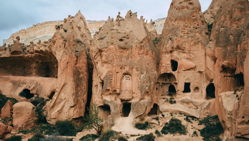 Thăm Cappadocia Thổ Nhĩ Kỳ bạn sẽ được chiêm ngưỡng một vùng đất cổ tích với cảnh quan ấn tượng, những thung lũng nhấp nhô được điểm xuyết bằng những khối tufa cao chót vót được mệnh danh là “ống khói cổ tích”