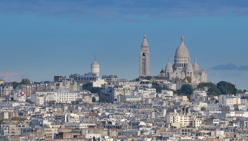 Vùng Paris đã đón 48,7 triệu lượt khách vào năm 2024, với khoảng 11 triệu lượt khách ghé thăm Montmartre hàng năm, chủ yếu để chiêm ngưỡng Vương cung thánh đường Sacre-Coeur nổi tiếng