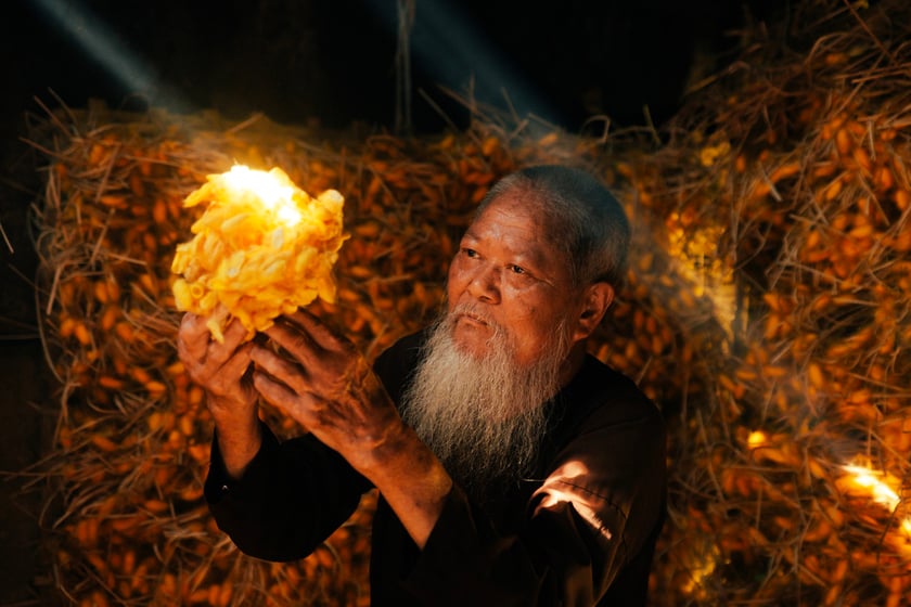 Ở Vũ  Thư chỉ còn những người lớn tuổi giữ nghề với mái tóc bạc, đôi mắt đã mờ và những bàn tay chai sạn