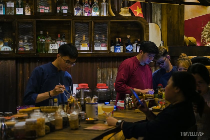 Chủ quán, anh Lâm Hữu Thọ (áo đỏ) đứng quầy pha chế
