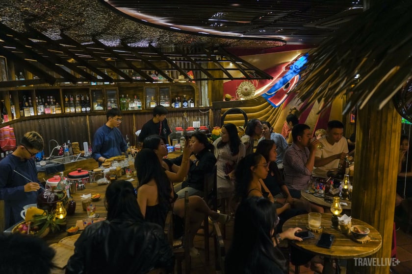Trong mỗi đêm diễn quán đều hết bàn, đông đảo khách đến quán thưởng thức cocktail nghe đờn ca tài tử