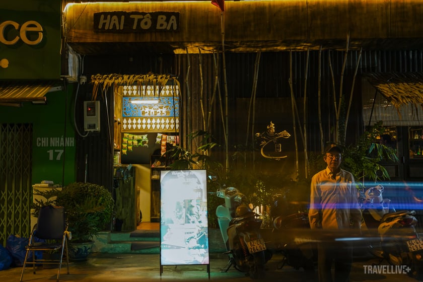 Hai Tô Bar có giao diện đậm chất miền Tây từ ngay trước cửa quán
