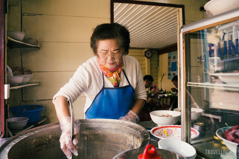 Ngày ngày, cô thức vẫn đều đặn đứng quầy làm phở cùng nụ cười hiền chào đón khách đến và cảm ơn khi khách rời đi