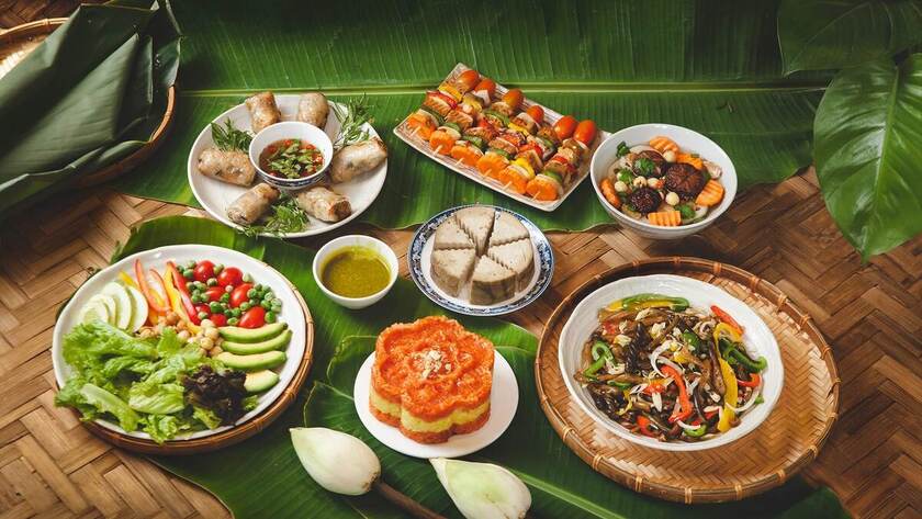 Thời các chúa Nguyễn, cả một lớp quý tộc ăn chay nên các món ăn chay ở Huế rất phong phú (có khoảng 125 món). Các món ăn chay được làm cầu kỳ và ngon không kém món ăn mặn.