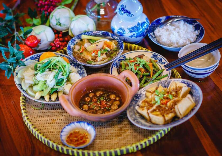 Người Huế không chỉ ăn chay vào rằm, mồng một hay những ngày lễ, họ ăn chay như một thói quen thường nhật hay những khi gia đình có giỗ chạp