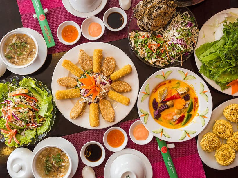 Vì hiểu rõ ý nghĩa của việc ăn chay, người Huế tỉ mẩn trong từng khâu chế biến và thưởng thức ẩm thực chay.