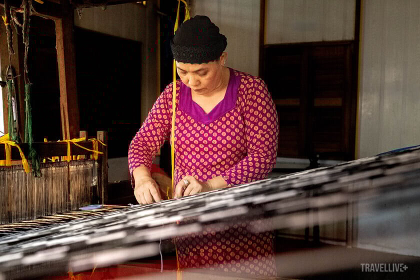 Vải dệt thổ cẩm của người Chăm có tính ứng dụng cao trong cuộc sống thường nhật và cả hoạt động du lịch tại địa phương