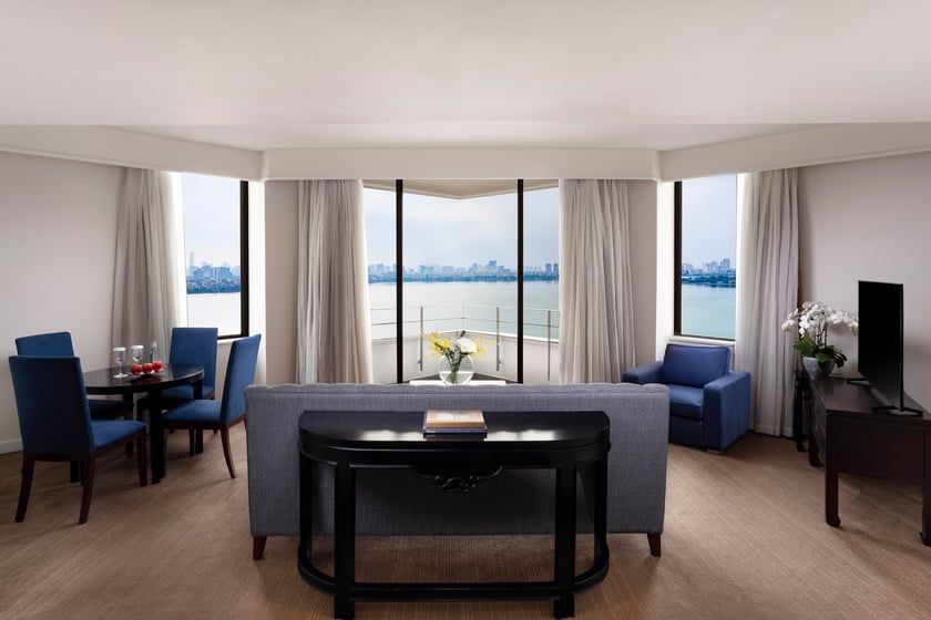 Tầm nhìn toàn cảnh và không gian phòng view hồ của khách sạn Pan Pacific Hanoi