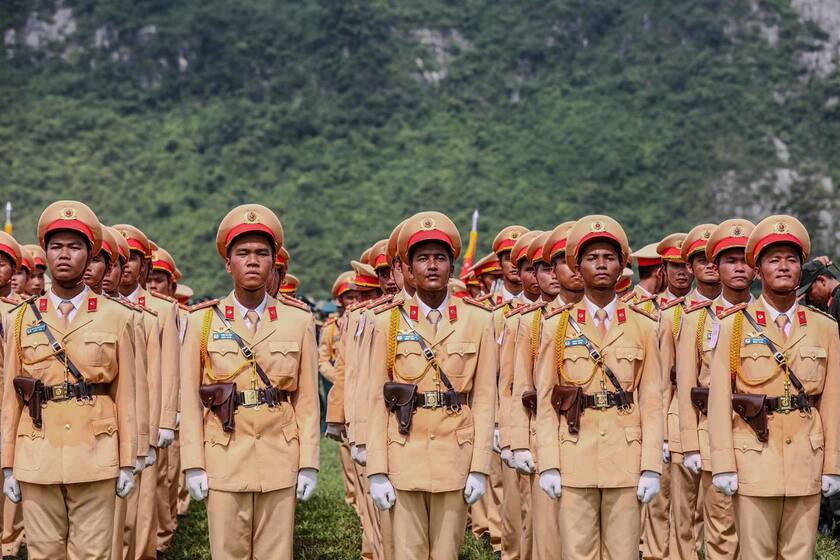 Để bảo đảm an ninh, an toàn, góp phần tổ chức thành công Lễ kỷ niệm, đề nghị người tham gia giao thông tự giác, nghiêm chỉnh chấp hành Luật trật tự, an toàn giao thông đường bộ