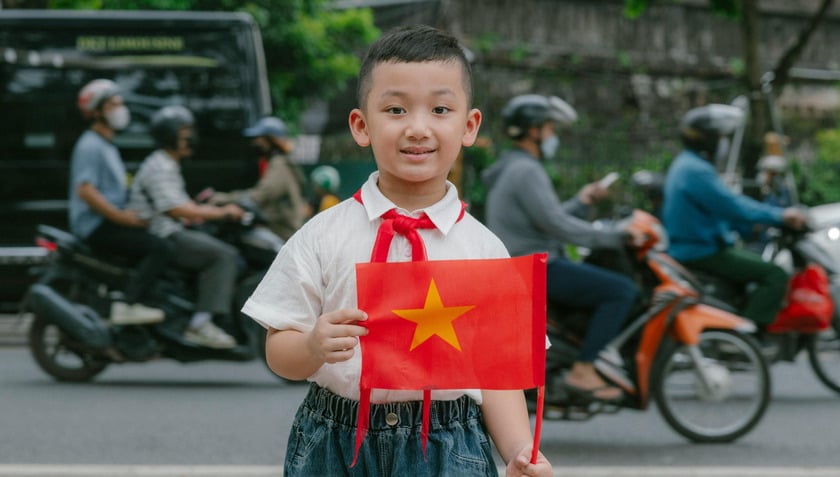 Gần đến ngày kỷ niệm 80 năm Quốc khánh 2/9, thị trường xuất hiện nhiều vật phẩm thể hiện các biểu tượng đậm nét văn hóa Việt Nam
