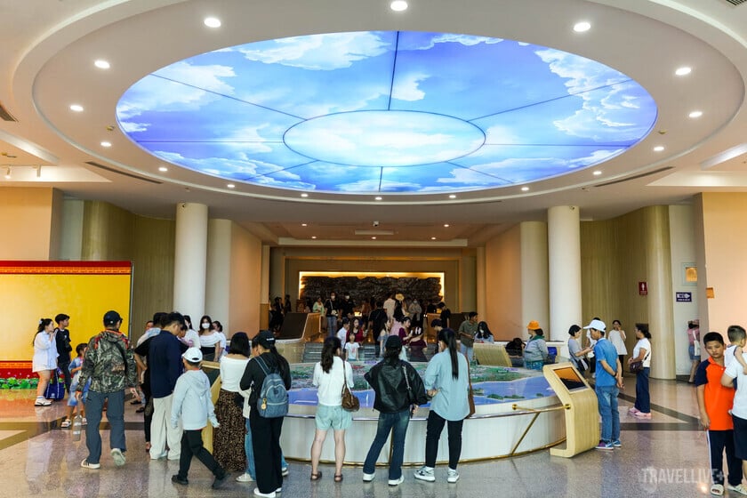 Sa bàn giới thiệu các khu vực địa giới hành chính của tỉnh Bà Rịa - Vũng Tàu trước đây được đặt ở trung tâm sảnh tầng 1