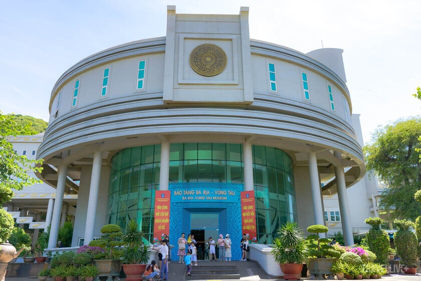 Không gian bên ngoài của bảo tàng với tầm nhìn hướng ra Bãi Trước