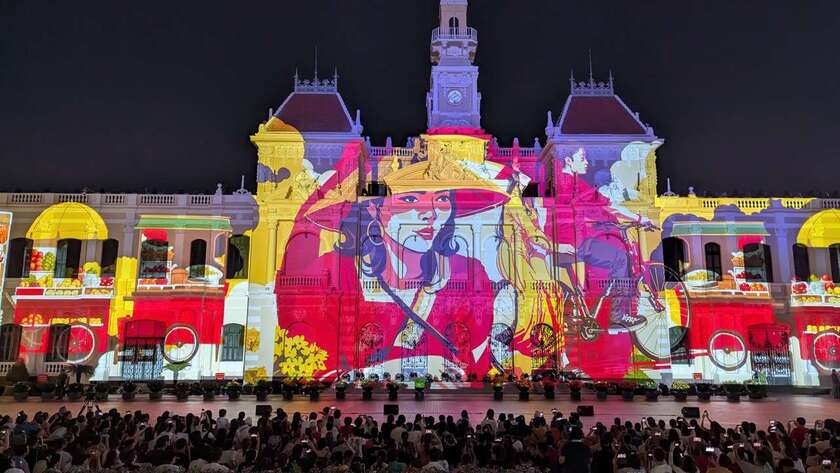 Hội trường Dinh Thống Nhất (TPHCM) sáng rực với màn trình diễn 3D mapping kể lại hình ảnh lịch sử hào hùng trong dịp kỷ niệm 50 năm Ngày giải phóng miền Nam, thống nhất đất nước