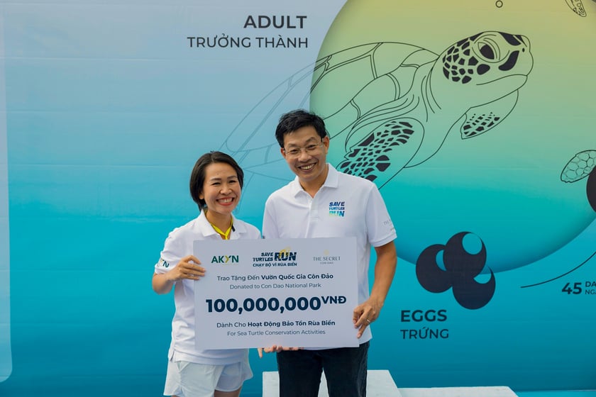 Bà Lê Thị Ngọc Cương - đại diện đơn vị tổ chức đã trao tặng 100 triệu đồng cho Vườn quốc gia Côn Đảo