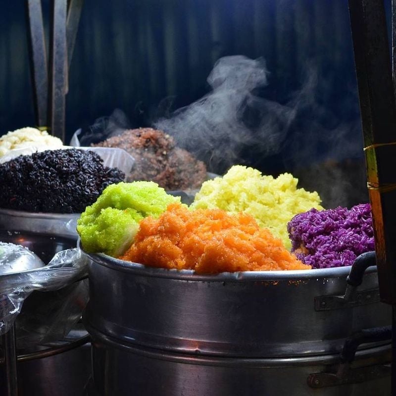 Xôi ngũ sắc rực rỡ như gom cả sắc màu núi rừng vào mâm cơm