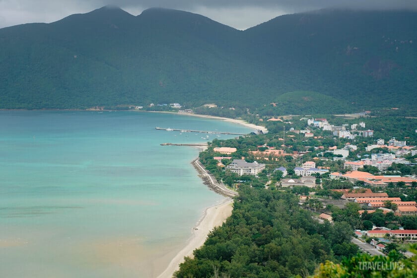 Núi Lò Vôi trở thành toạ độ check in mới ở Côn Đảo nhờ tầm nhìn toàn cảnh, bao quát cả thị trấn và vịnh biển