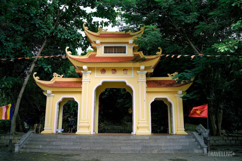 Từ chân cổng chùa, những bậc thang đá dẫn lên Vân Sơn Tự trên Núi Một
