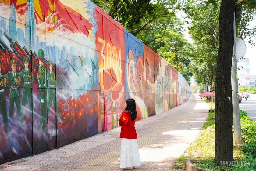 Bức tường trở thành một cuốn sách lịch sử sống động khiến nhiều người dừng bước