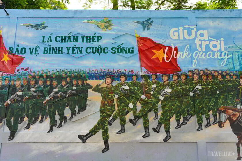 Hình ảnh các khối diễu binh được tái hiên với những câu khẩu hiệu bảo vệ Tổ quốc